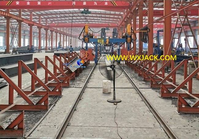 Рис. 4. Машина для сварки двутавровых балок 24