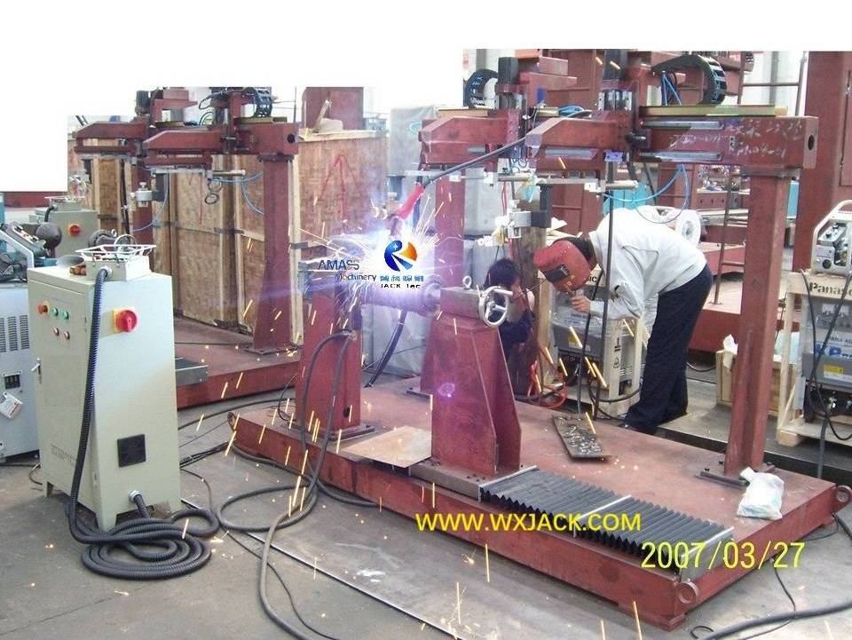 Машина для круговой сварки 3-цилиндрового корпуса 3