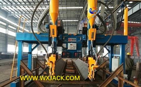 Рис. 4. Машина для сварки двутавровых балок 1